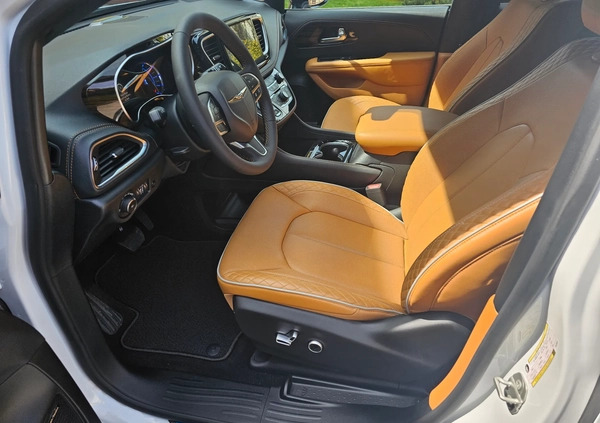 Chrysler Pacifica cena 352887 przebieg: 107, rok produkcji 2023 z Biecz małe 667